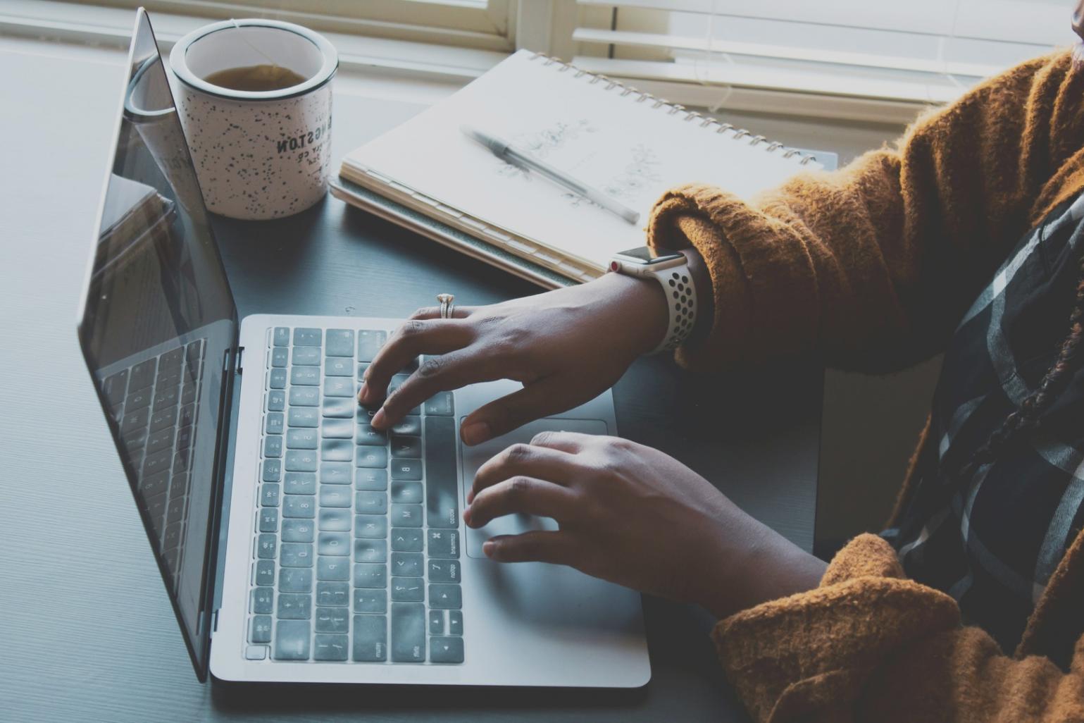 Persona che riflette in un ambiente tranquillo preparandosi al cambiamento