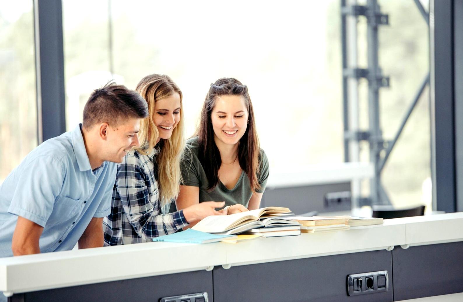 Studenti impegnati in una sessione di sviluppo del pensiero critico, analizzando insieme casi studio complessi in un ambiente collaborativo